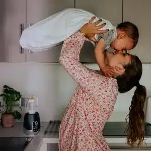 Boldog babát emeli az anyukája